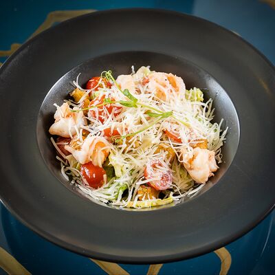 Цезарь с креветками в Dolce Vita по цене 520 ₽