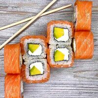 Ролл Филадельфия с авокадо в Umami