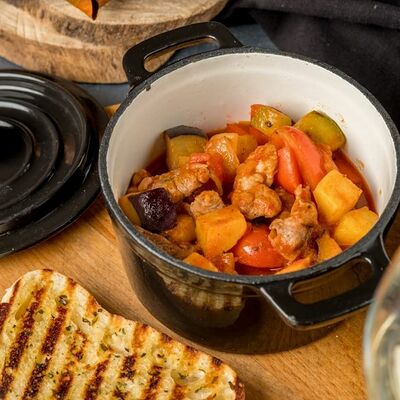 Мясо с овощами в горшочке в Mesto Sushi & Grill по цене 460