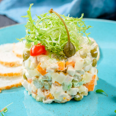 Салат Оливье с курицей в Роял Палас по цене 350 ₽