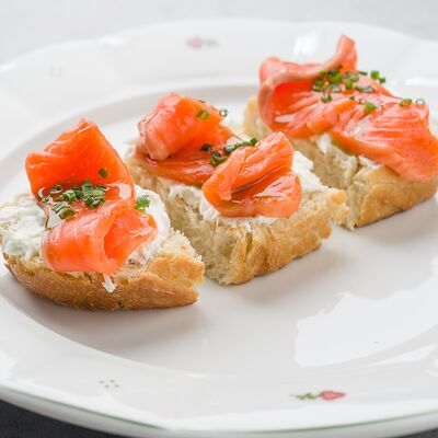 Брускетта с лососем и дзадзикив Август бистро по цене 690 ₽
