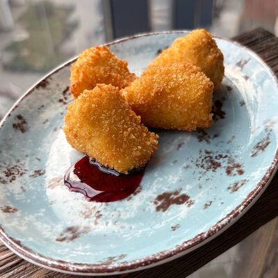 Камамбер жареный в Арт-шоу ресторан Балаган Сити по цене 580 ₽