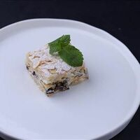 Миндальное пирожное с черносливом в Hot Black