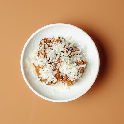 Вяленые томаты и пармезанв Farro pasta & bar по цене 200 ₽