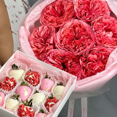 Букет с пионовидными розами и набор клубники в шоколаде 9-12 шт. Expression в Florish по цене 6590 ₽