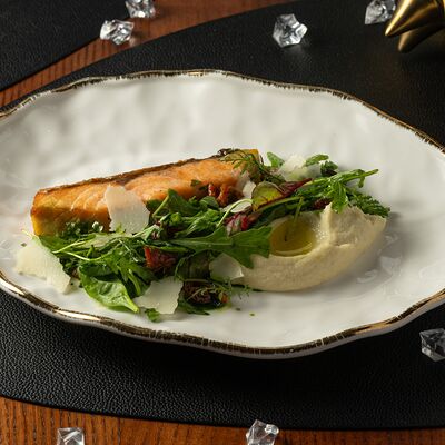 Стейк из лосося с пюре из цветной капусты в Giorgio Suluguni по цене 1340 ₽