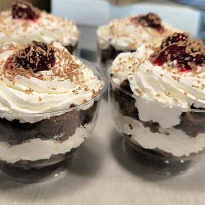 Шоколадный трайфл с вишней в Мангал жар шаурма по цене 329 ₽