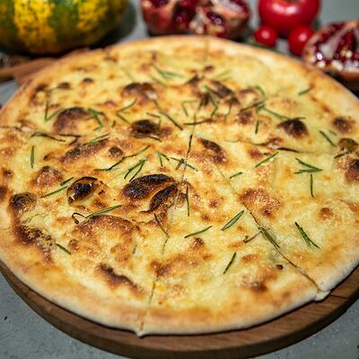 Фокачча с розмарином в Пармезан и пури по цене 199 ₽