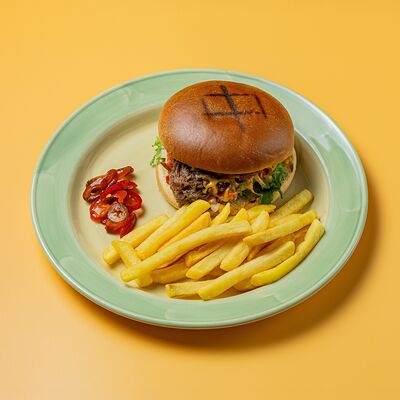 Бургер со рваной говядиной в Cuba Libre по цене 890 ₽