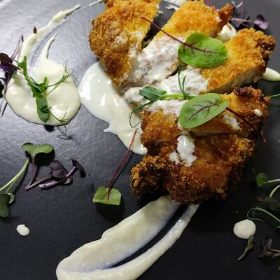 Куриное филе в пшеничной скорлупе под сырным соусом в Столица по цене 720 ₽