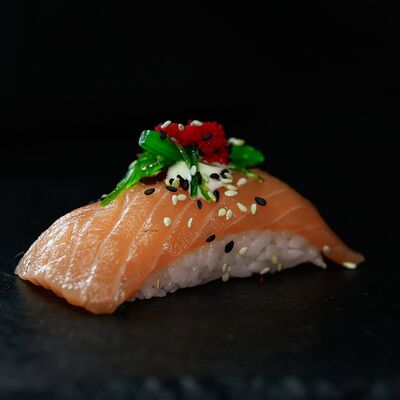Суши Лосось в Атлантида по цене 240 ₽