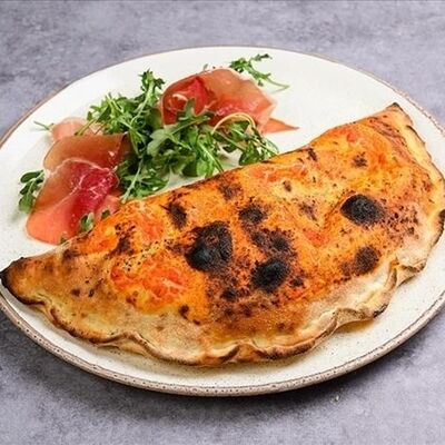 Кальцоне с пепперони и пармой в Dolce casa по цене 1160 ₽