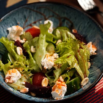 Салат с печеной свеклой и рассольным сыром в Ребра по цене 290 ₽