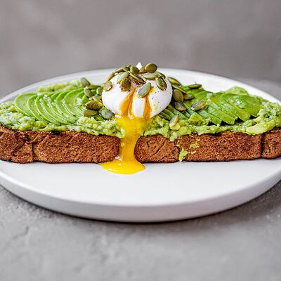 Авокадо-тост с яйцом пашот и гуакамоле в 321 Club by Novikov по цене 830