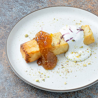 Сырник с инжирным вареньем и лаймовым йогуртом в Темп по цене 690 ₽