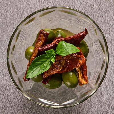 Оливки с вялеными томатамив Camorra Isola Grande по цене 440 ₽