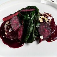 Стейк из вяленой свеклы с консоме из смородины в Эндемик