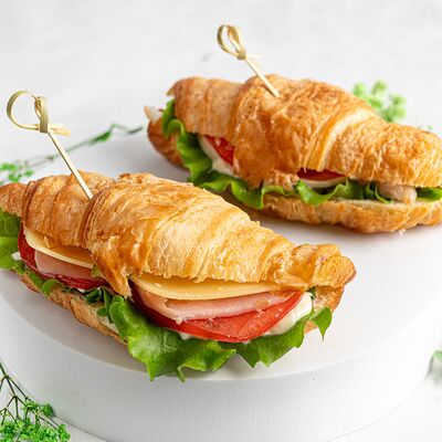 Круассан с ветчиной в KanapeFest по цене 1359 ₽