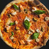Пицца с морепродуктами в томатном соусе в Tutto Pizza
