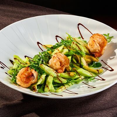 Салат из авокадо огурца и креветок в База по цене 1150 ₽