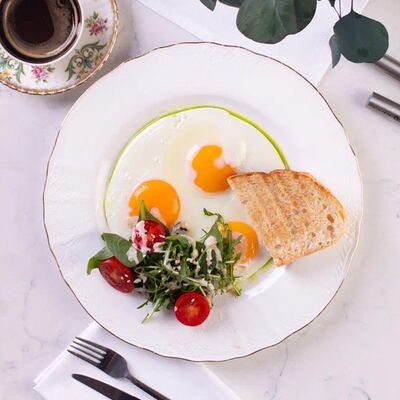 Яичница из 3 яиц с мини-салатом и Тостами в Лобби бар по цене 470 ₽