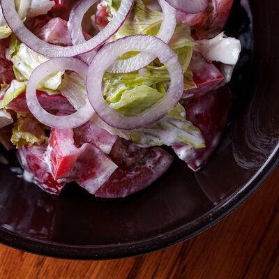 Салат с розовыми кубанскими томатами в Паб XIII по цене 409 ₽