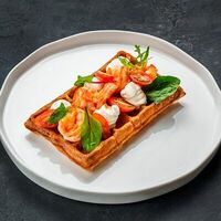 Вафля картофельная с обжаренными креветками и сыром креметте Доставка в Hot Black