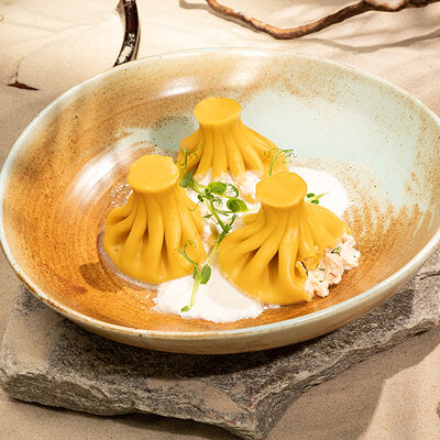 Хинкали на морковном фреше с лососем в Гамарджоба по цене 590 ₽