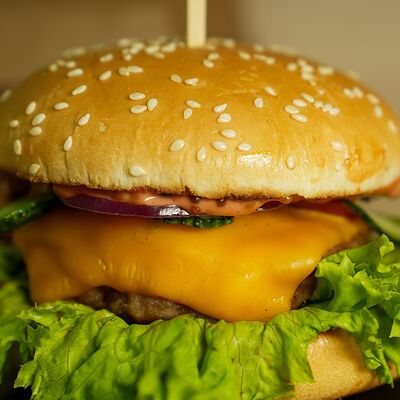 Бургер куриный с двойной котлетойв Еда-Огонь по цене 800 ₽