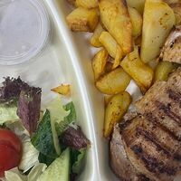 Медальоны из свинины с картофельными дольками в Геркулес