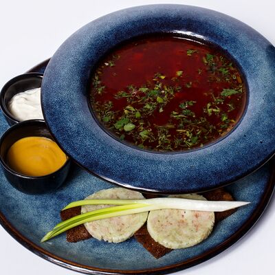 Борщ с говядиной, салом и гренками в Уголь по цене 690 ₽