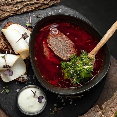 Борщ с копченой говяжьей грудинкой в Сова по цене 750 ₽