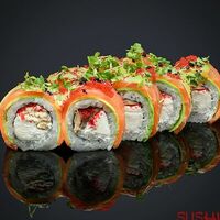 Ролл в лососе с авокадо и с угрем в Sushi Boom