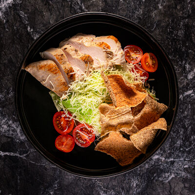 Салат с курицей гриль, хрустящим романо, пармезаном и гречневыми чипсами в Наша хвоя по цене 690 ₽