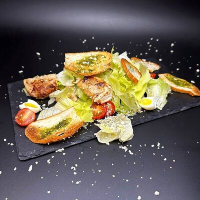 Салат Цезарь в #BEEFштекс по цене 495 ₽