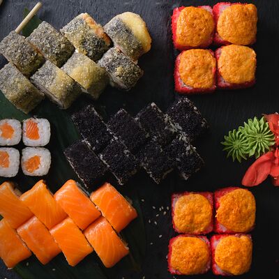Сет с лососем в Caviar Rolls по цене 3380 ₽