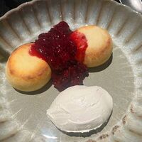 Сырники из творога с цельной вишней и сметаной в Улитка PERMM