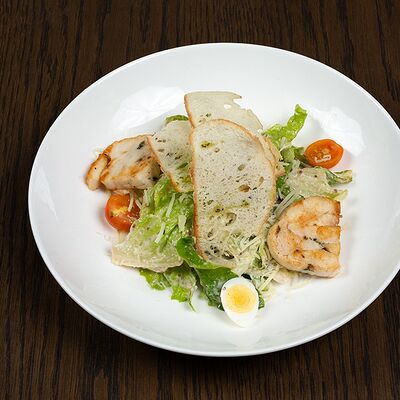 Цезарь с мясом цыпленка в Семейные традиции по цене 650 ₽