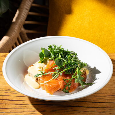 Бриошь со слабосоленым лососем, соусом голландез и яйцом пашот в Сыроварня по цене 640 ₽