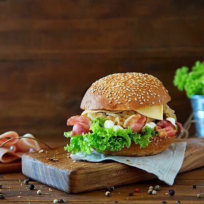 Бургер с беконом в Mm burger по цене 395 ₽
