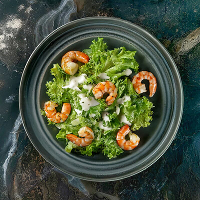 Цезарь с тигровыми креветками в Mokka Lounge по цене 860 ₽