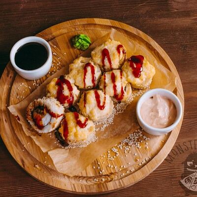 Запечённый ролл с лососем и тунцомв Monsterpizzz по цене 689 ₽