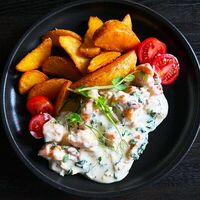 Лосось в шпинатном соусе в Bocca Bar