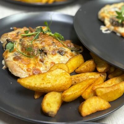 Куриная отбивная Том-ям с картофелем фри в Чили Gurman Сlub по цене 750 ₽