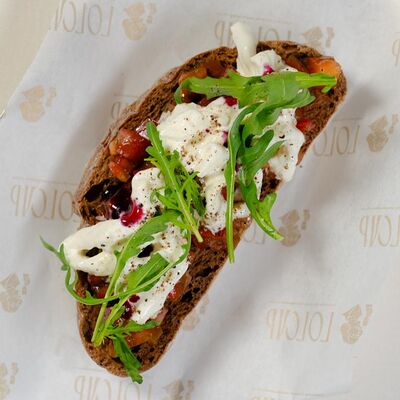 Бутер с томатами и страчателлой в Гоголь по цене 450 ₽