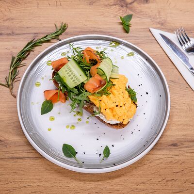 Тост с лососем и сливочным соусом в Кофейня Чайка по цене 720 ₽