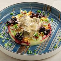 Говяжьи щёчки с картофельным пюре и черной смородиной в Brasserie Kriek