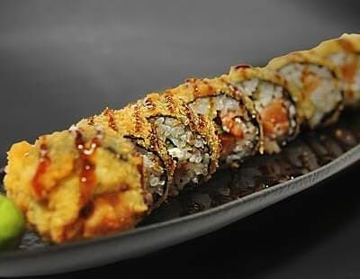 Теплый ролл с лососем в Papaya по цене 828 ₽