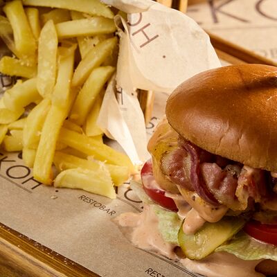 Бургер Полный фарш в Restobar Бекон по цене 860 ₽