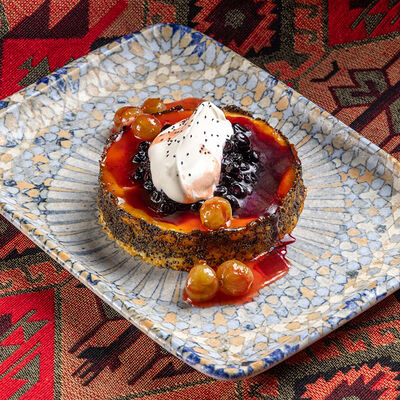 Запеканка с моченой черникой и крыжовником конфи в Хмели & Сунели по цене 450 ₽